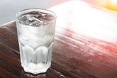 5 dấu hiệu cho thấy bạn chưa uống đủ nước 5 dấu hiệu cho thấy bạn chưa uống đủ nước
