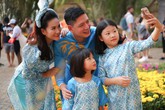 Bình Minh đưa vợ con đi dạo đường hoa, chụp ảnh Tết Bình Minh đưa vợ con đi dạo đường hoa, chụp ảnh Tết
