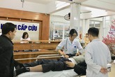 Phòng mổ “vỡ trận”, bác sĩ vã mồ hôi chạy đua cấp cứu tai nạn giao thông ngày Tết Phòng mổ “vỡ trận”, bác sĩ vã mồ hôi chạy đua cấp cứu tai nạn giao thông ngày Tết