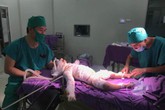 Cứu sống bé gái dân tộc Tày bị bỏng nước sôi trong đêm Giao thừa Cứu sống bé gái dân tộc Tày bị bỏng nước sôi trong đêm Giao thừa