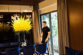 Cuộc sống sang chảnh trong căn hộ 10 tỷ của ông bầu Vũ Khắc Tiệp Cuộc sống sang chảnh trong căn hộ 10 tỷ của ông bầu Vũ Khắc Tiệp