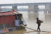 Mùa xuân buồn rười rượi của những người có quê để gọi mà không thể về Mùa xuân buồn rười rượi của những người có quê để gọi mà không thể về