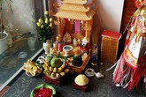 Vì sao bàn thờ Thần tài không được phép đặt trên cao mà phải đặt sát đất? Vì sao bàn thờ Thần tài không được phép đặt trên cao mà phải đặt sát đất?