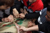 Hàng trăm thanh niên giẫm đạp, cướp chiếu cầu quý tử trong lễ hội 'Đúc Bụt' đầu năm Hàng trăm thanh niên giẫm đạp, cướp chiếu cầu quý tử trong lễ hội 'Đúc Bụt' đầu năm