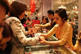 Mua vàng để cầu may mắn ngày vía Thần Tài nhưng chưa chắc đã "may mắn" Mua vàng để cầu may mắn ngày vía Thần Tài nhưng chưa chắc đã "may mắn"