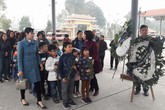 Nghẹn ngào vòng hoa trắng vĩnh biệt bé gái 7 tuổi hiến giác mạc sau khi qua đời vì u não hiếm gặp Nghẹn ngào vòng hoa trắng vĩnh biệt bé gái 7 tuổi hiến giác mạc sau khi qua đời vì u não hiếm gặp