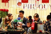 Nhiều em nhỏ chen chân xếp hàng cùng bố mẹ đi mua vàng trong ngày Vía Thần tài Nhiều em nhỏ chen chân xếp hàng cùng bố mẹ đi mua vàng trong ngày Vía Thần tài