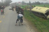 Tránh xe máy, ôtô khách chở hơn 10 người lao xuống ruộng Tránh xe máy, ôtô khách chở hơn 10 người lao xuống ruộng