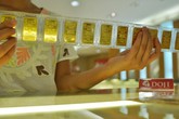 Dân mua vàng lỗ nặng vì vàng rớt giá thảm sau ngày Thần Tài Dân mua vàng lỗ nặng vì vàng rớt giá thảm sau ngày Thần Tài