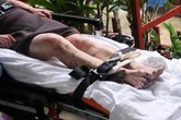 Vợ dùng dao tự cứa nhiều nhát rồi dọa nhảy lầu khi biết chồng phản bội Vợ dùng dao tự cứa nhiều nhát rồi dọa nhảy lầu khi biết chồng phản bội