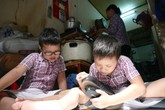 Cái kết ấm lòng cho cặp vợ chồng bán vé số nuôi 2 con bại não Cái kết ấm lòng cho cặp vợ chồng bán vé số nuôi 2 con bại não