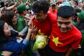 Tiến Dũng, Đức Chinh trong vòng tay người hâm mộ TP.HCM Tiến Dũng, Đức Chinh trong vòng tay người hâm mộ TP.HCM
