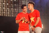 Mỹ Tâm cười tươi khi được Công Phượng tặng son Mỹ Tâm cười tươi khi được Công Phượng tặng son