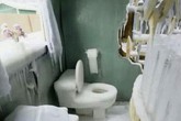 Nhìn thôi đã chạy "mất dép", nói gì đến việc ngồi lên 13 chiếc bồn cầu "lạnh tê tái" này Nhìn thôi đã chạy "mất dép", nói gì đến việc ngồi lên 13 chiếc bồn cầu "lạnh tê tái" này