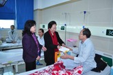 Nguyên Phó chủ tịch nước Nguyễn Thị Doan trao quà Tết cho bệnh nhân ung thư Nguyên Phó chủ tịch nước Nguyễn Thị Doan trao quà Tết cho bệnh nhân ung thư