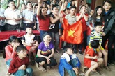 Niềm vui vỡ òa tại gia đình thủ môn Bùi Tiến Dũng sau chiến thắng lịch sử của Việt Nam Niềm vui vỡ òa tại gia đình thủ môn Bùi Tiến Dũng sau chiến thắng lịch sử của Việt Nam