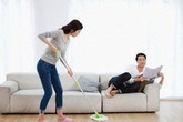 Ứa nước mắt khi chồng kệ vợ làm mọi việc Ứa nước mắt khi chồng kệ vợ làm mọi việc