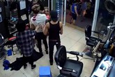 Hà Nội: Nghi án nổ súng tại quán cắt tóc khiến một người bị thương Hà Nội: Nghi án nổ súng tại quán cắt tóc khiến một người bị thương