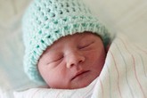 Hai ngộ nhận thái quá về sữa mẹ và da kề da cho trẻ Hai ngộ nhận thái quá về sữa mẹ và da kề da cho trẻ
