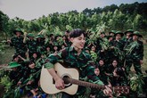 Thú vị bộ ảnh kỷ yếu mang màu xanh áo lính của học sinh Nghệ An Thú vị bộ ảnh kỷ yếu mang màu xanh áo lính của học sinh Nghệ An