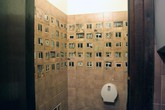 Dán ảnh lên tường WC, nhà hàng khiến khách giật mình vì đi vào lại tưởng đang ở... ngoài sân Dán ảnh lên tường WC, nhà hàng khiến khách giật mình vì đi vào lại tưởng đang ở... ngoài sân