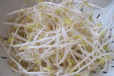 Mẹ Hà Nội mách cách làm giá đỗ cực nhàn cho người "lười" chỉ bằng chiếc túi lưới bọc quả Mẹ Hà Nội mách cách làm giá đỗ cực nhàn cho người "lười" chỉ bằng chiếc túi lưới bọc quả