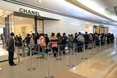 Kinh tế phát triển ở top cuối nhưng thói xài hàng hiệu của người Việt lại ở top đầu Kinh tế phát triển ở top cuối nhưng thói xài hàng hiệu của người Việt lại ở top đầu