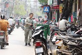 Sau một năm Hà Nội “dọn” vỉa hè: Người đi bộ lại đi dưới lòng đường Sau một năm Hà Nội “dọn” vỉa hè: Người đi bộ lại đi dưới lòng đường