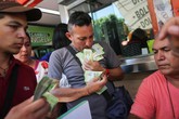 Lạm phát ở Venezuela: Dùng bao tải thay cho ví, cân tiền thay vì đếm Lạm phát ở Venezuela: Dùng bao tải thay cho ví, cân tiền thay vì đếm