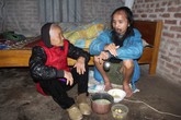 Rơi nước mắt mẹ già gần trăm tuổi nuôi con trai thần kinh Rơi nước mắt mẹ già gần trăm tuổi nuôi con trai thần kinh