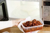Cảnh giác với những mối nguy hiểm khi sử dụng lò vi sóng Cảnh giác với những mối nguy hiểm khi sử dụng lò vi sóng