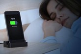Nếu biết những tác hại không ngờ này chắc chắn bạn không bao giờ dám sạc điện thoại qua đêm Nếu biết những tác hại không ngờ này chắc chắn bạn không bao giờ dám sạc điện thoại qua đêm