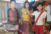 Xót xa ba anh em trong túp lều tạm giữa cánh đồng Xót xa ba anh em trong túp lều tạm giữa cánh đồng