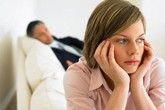 Chồng đập cả mâm bát khi tôi nhờ anh rửa hộ Chồng đập cả mâm bát khi tôi nhờ anh rửa hộ