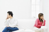 Không thể dửng dưng khi nhìn thấy bao cao su trong túi vợ Không thể dửng dưng khi nhìn thấy bao cao su trong túi vợ