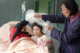 Bố sắp qua đời trong phòng cấp cứu vẫn cố chúc phúc cho con gái Bố sắp qua đời trong phòng cấp cứu vẫn cố chúc phúc cho con gái