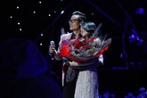 Mỹ Tâm hết tựa đầu vào vai rồi lại ôm Hà Anh Tuấn Mỹ Tâm hết tựa đầu vào vai rồi lại ôm Hà Anh Tuấn