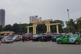 Vỉa hè nhiều nơi ở Hà Nội - như chưa hề có cuộc... ra quân (1): Gần trụ sở Công an quận, nhiều nhà hàng lớn vẫn chiếm dụng vỉa hè Vỉa hè nhiều nơi ở Hà Nội - như chưa hề có cuộc... ra quân (1): Gần trụ sở Công an quận, nhiều nhà hàng lớn vẫn chiếm dụng vỉa hè
