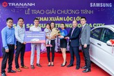Trần Anh trao thưởng xe hơi trị giá 600 triệu đồng cho khách hàng may mắn Trần Anh trao thưởng xe hơi trị giá 600 triệu đồng cho khách hàng may mắn