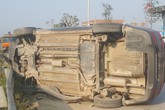 Xế hộp đâm hai xe máy điện, 4 học sinh thương vong Xế hộp đâm hai xe máy điện, 4 học sinh thương vong
