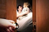 Sốc vì chồng lên giường với bạn thân của con gái Sốc vì chồng lên giường với bạn thân của con gái