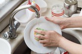 Rửa bát hàng ngày mà chị em không biết những mẹo này thì rửa vừa lâu lại chẳng sạch Rửa bát hàng ngày mà chị em không biết những mẹo này thì rửa vừa lâu lại chẳng sạch