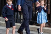 Tan chảy với hành động của Hoàng tử George dành cho em gái Charlotte khi vừa rời tay bố bước vào bệnh viện thăm em Tan chảy với hành động của Hoàng tử George dành cho em gái Charlotte khi vừa rời tay bố bước vào bệnh viện thăm em