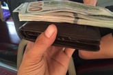 Nhân viên xe khách tìm người trả lại ví tiền có 8.300 đô la gây bão cộng đồng mạng Nhân viên xe khách tìm người trả lại ví tiền có 8.300 đô la gây bão cộng đồng mạng