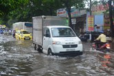 Phú Quốc mưa tầm tã ngập nửa bánh xe, hàng vạn du khách đổi lịch tham quan Phú Quốc mưa tầm tã ngập nửa bánh xe, hàng vạn du khách đổi lịch tham quan