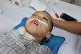Éo le hoàn cảnh bé 5 tuổi nằm bất động chỉ sau một trận sốt cao Éo le hoàn cảnh bé 5 tuổi nằm bất động chỉ sau một trận sốt cao