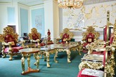 Bộ bàn ghế dát vàng 'độc nhất vô nhị' về tay đại gia Việt Bộ bàn ghế dát vàng 'độc nhất vô nhị' về tay đại gia Việt