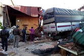 Xe tải tông sập căn nhà có 4 người đang ngủ Xe tải tông sập căn nhà có 4 người đang ngủ