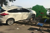 Hà Nội: Xế hộp mất lái, lao vỉa hè, đè nát xe máy, xe đạp Hà Nội: Xế hộp mất lái, lao vỉa hè, đè nát xe máy, xe đạp