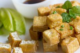 Chỉ với thao tác cực dễ này trước khi rán, đảm bảo đậu phụ vừa vàng, vừa giòn như ngoài hàng Chỉ với thao tác cực dễ này trước khi rán, đảm bảo đậu phụ vừa vàng, vừa giòn như ngoài hàng